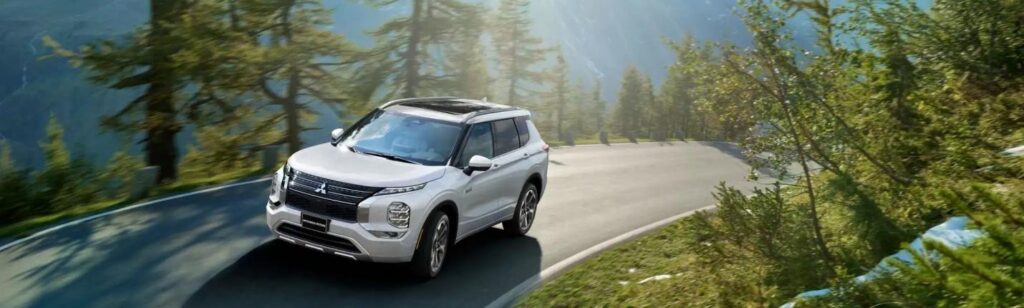 Mitsubishi Outlander – автомобіль, що однаково впевнено почувається на трасі та бездоріжжі.