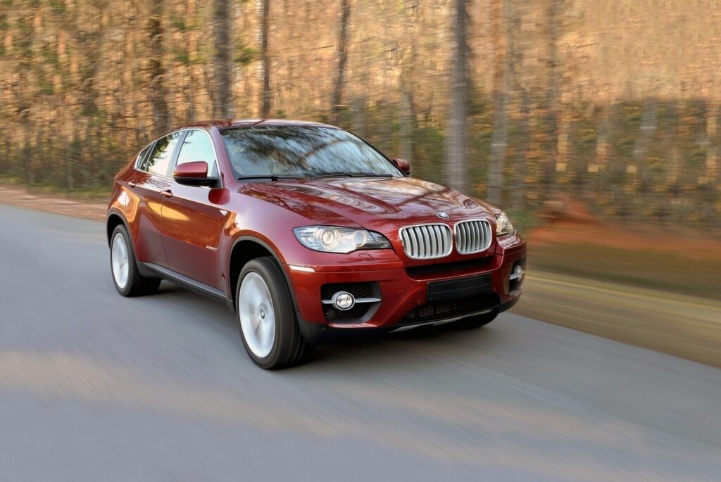 BMW X6 E71: задня пневмопідвіска — чому «сідає» корма і як уникнути дорогого ланцюга поломок